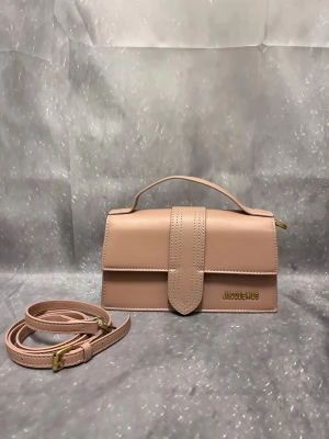 Jacqemus bag - Riktigt fin Jacqemus väska i nytt skick. Lite mer rosa i verkligheten än på bild. Rosa/beige. Bälte medföljer så du kan ha den som axelväska🥰 priset kan diskuteras vid snabb affär🤝 fraktar så fort jag kan