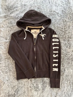 Hollister Hoodie - Säljer denna sällsynta och mycket eftertraktade Hollister hoodie | Storlek S | Mycket bra skick | Vid eventuella frågor hör gärna av dig och erbjuder bra pris vid köp av bundle 😁✅