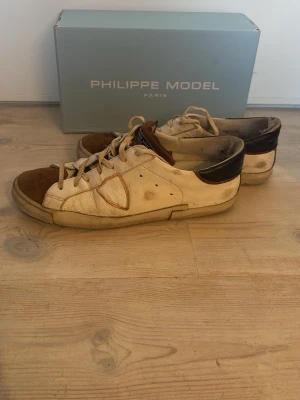 Philippe model  - Säljer dessa Philippe model skorna köpta på zgander. Storlek 44. Självklart äkta✅ skriv vid extra bilder eller funderingar. Kan gå ner i pris. Mvh KS Collective