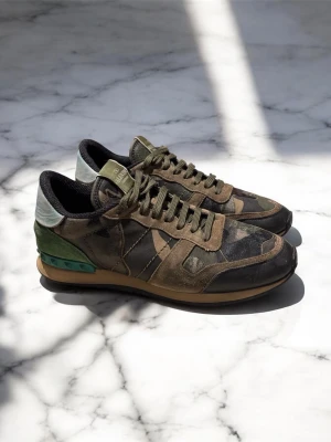 Valentino Rockrunner - Valentino rockrunners i strl 43. Använt skick men fortfarande väldigt fina. Äkta vara, endast skor medföljer. Om du har någon fråga är det bara att skriva, skickar inom 24h