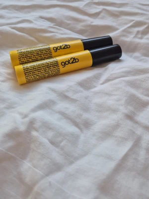 Got2b Glued Styling Stick x2 - Två stycken Got2b Glued Styling Stick i gul och svart design. Perfekt för att styla babyhår, ögonbryn eller småhår. Båda är nyköpta och INTE använda! Säljer då jag köpte 2 för många! Köpte dom för 120 kr sammanlagt men säljer båda tillsammans för 40 kr!