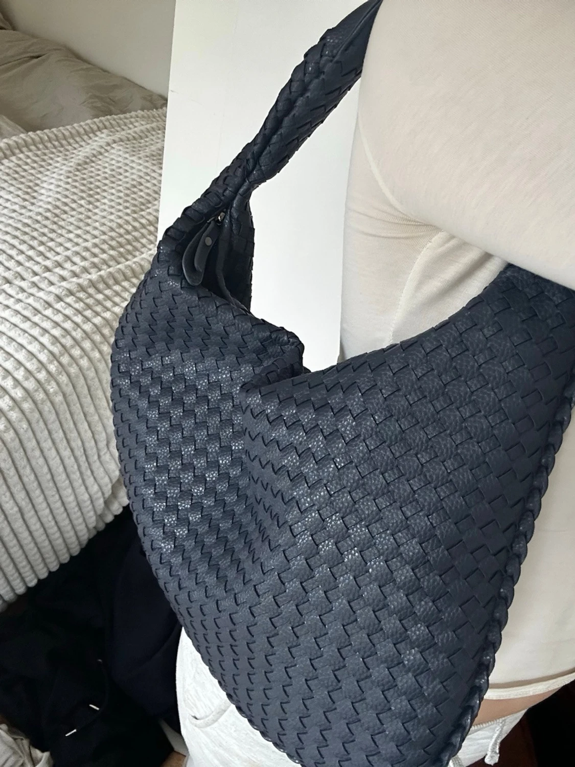 Marinblå flätad axelväska i läderstil - 2