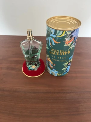 Jean Paul Gaultier Le Beau Paradise Garden - Det är en parfym med noterna kokos, vanilj och grönt äpple. Den är väldigt fräsch. Perfekt nu till sommarn/våren det är cirka 70ml kvar✨