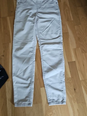 Chinos - Cappuccino. Fint skick