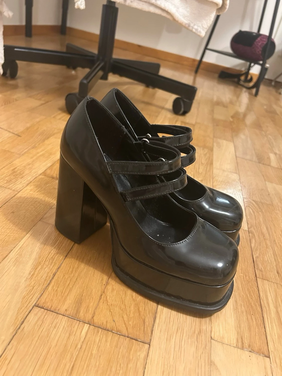 Svarta Mary Jane pumps med platå - 1