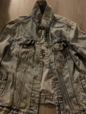 Ljusblå jeansjacka  - Säljer en snygg ljusblå jeansjacka från Pull&Bear med klassisk tvättad look. Jackan har två bröstfickor med lock och knappar, samt sidofickor. Perfekt oversized passform och cool vintagekänsla. Märkt med Pull&Bear International på insidan.