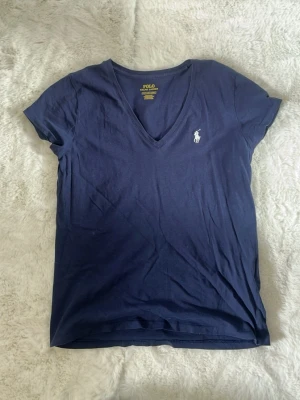 Ralph Lauren T-shirt V-ringad - Snygg T-shirt från Ralph Lauren