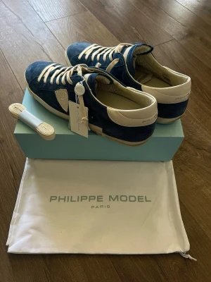 Philippe Model Prsx Tennis - Säljer ett par stilrena splitternya marinblåa Philippe Model Prsx Tennis skor i storlek 44! Sko boxen och ett till par skosnören medföljer såklart. Passar perfekt för vår, sommar och höst! De har aldrig använts och säljs för att storleken var för stor, har du några funderingar är det bara att kontakta mig! Svarar och levererar fort! 