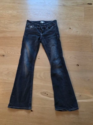 Low waist bootcut jeans  - Säljer ett par svarta bootcut jeans. Jätte bra skick.  Storlek 152