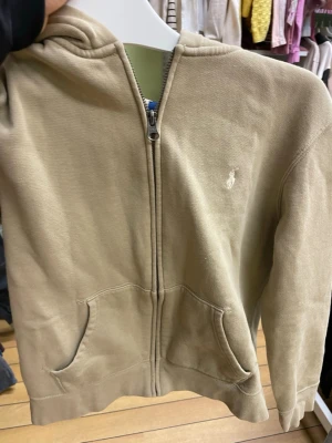 Beige hoodie från Polo Ralph Lauren - 152cm/12a/M barnstorlek