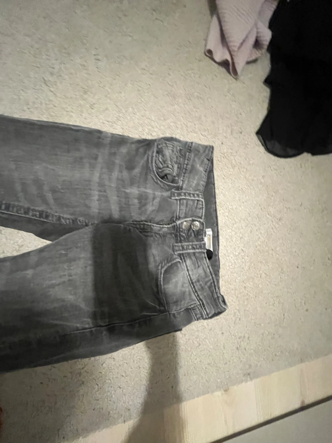 Grå bootcut jeans med slitningar - 1