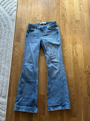 Utsvänga jeans  - Utsvängda lowwaist jeans från Bershka