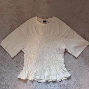 Gul t-shirt Gina tricot  - Ljusgul T-shirt ifrån Gina Tricot i storlek M! 