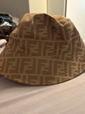 Beige bucket hat från Fendi - ( ej äkt4)!!!