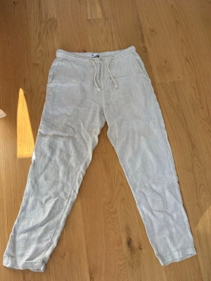 Linnebyxor - Linnebyxor från zara, inga tecken på användning. Storlek 31, 100% linne. Hör av dig med frågor eller funderingar!