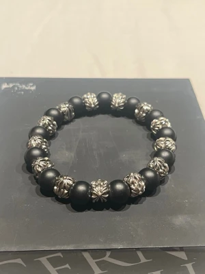 Chrome Hearts armband - Chrome Hearts armband i mycket bra skick, knappt använt. Passar de flesta. Pris kan diskuteras. Skriv privat vid frågor eller bilder.