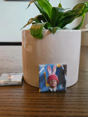 Kylskåpsmagnet Kungen  - Available in size 50x50mm. All magnets are designed and handmade by me. I use materials that are a mix of new and second hand. I aim to send orders within 24 hours with Postnord, Bring or Early Bird. Follow me on Vinted and Insta. Insta: magnet.man  /Magnet man 🧲