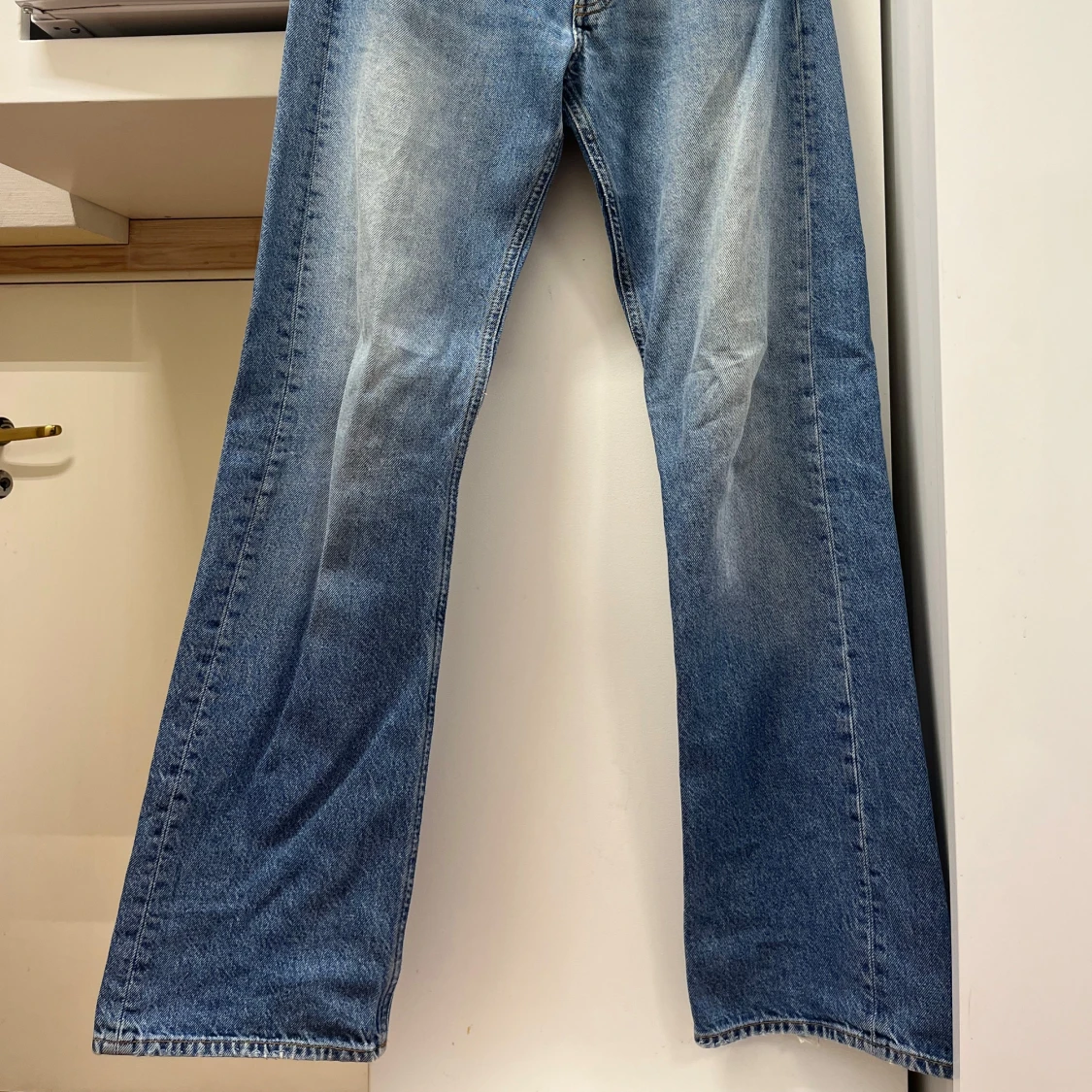 Två par för 699kr. Blå och grå jeans från Hope.  - 1