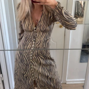 ADOORE KLÄNNING - ADOORE klänning. Mycket bra skick utom att 2 knappar är av. Man kan lätt sy till 2 nya. Långa modellen