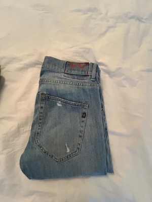 Dondup Jeans - Trendiga Dondup jeans i blå modern, stilren look. Riktigt snygga jeans både till vardag och mer uppklädda outfits.