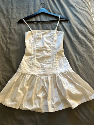Vit miniklänning - Söt klänning från Bershka som passar perfekt till studenten eller sommaren!