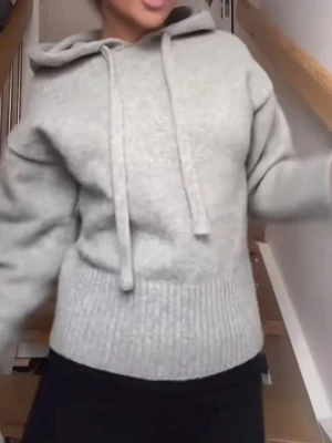 Grå hoodie från Zara med huva - Mysig grå hoodie från Zara med huva och dragsnören. Tröjan har bred ribbstickad mudd vid ärmslut och nederkant, vilket ger en snygg och avslappnad look. Perfekt för dig som gillar en enkel men stilren stil. Slutsåld!💓