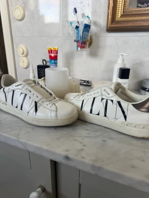 Valentino opens - Riktigt schyssta och snygga valentino skor dessa finns i storlek 43 och man får tyvärr inte med box skriv vid minsta fundering🤔