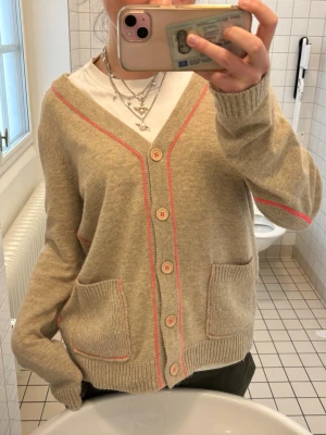 Kofta!  - Så fin kofta med rosa detaljer! Storlek 42 men passar mig som har M