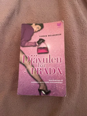 Djävulen bär Prada pocketbok - Säljer boken 'Djävulen bär Prada' av Lauren Weisberger i pocketformat. Omslaget är rosa med glittrig design och en modeinspirerad bild. Perfekt för dig som gillar chick lit och modevärlden. Svensk översättning av Katarina Jansson.