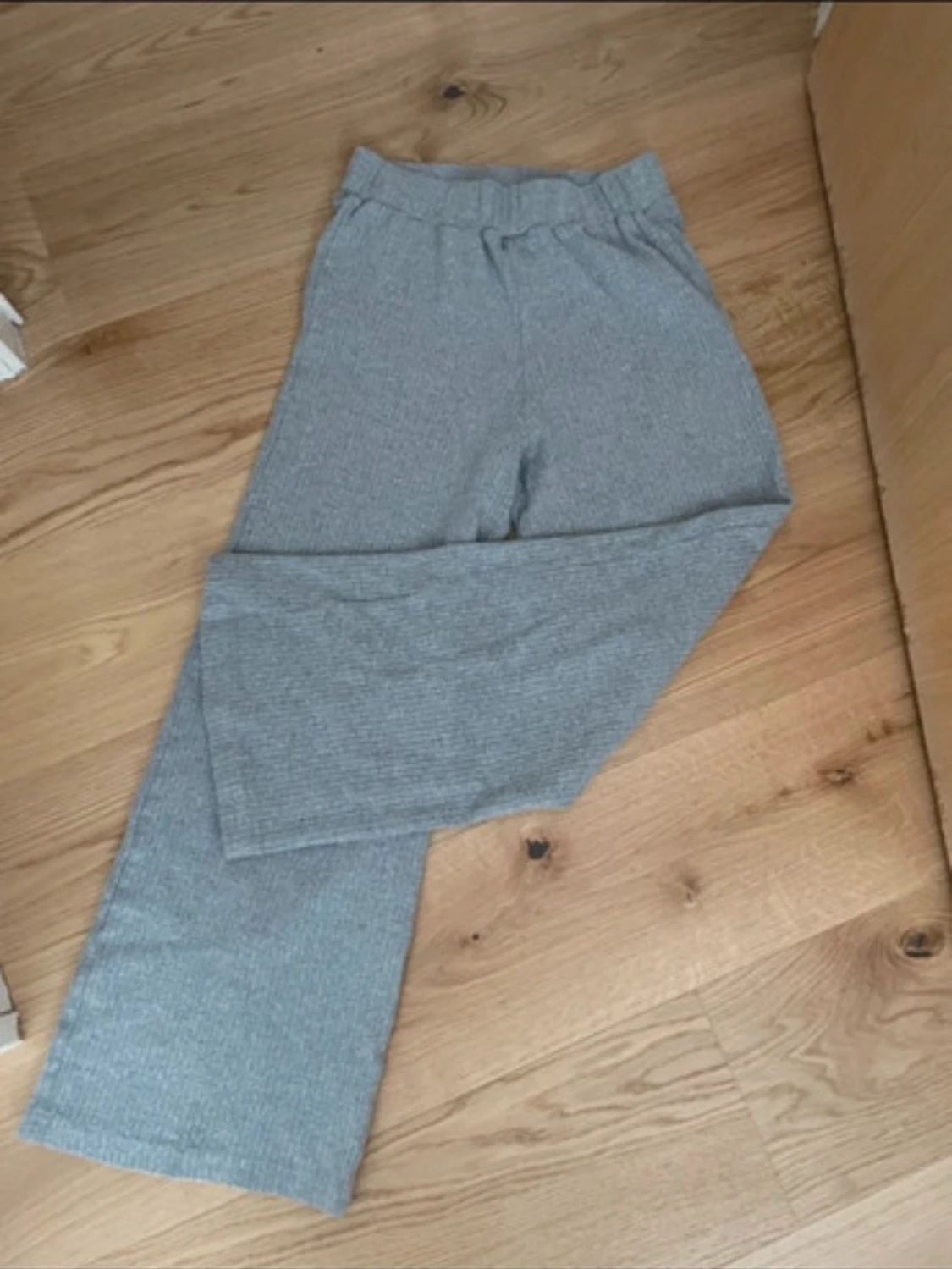 Grått ribbat set med knytband. - 3