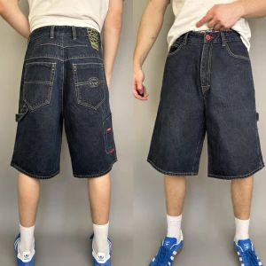 Ecko Unltd Denim Carpenter Shorts Dark Wash Baggy Fit W32 - Ecko Unltd Denim Carpenter Shorts Dark Wash Baggy Fit W32  Details 👇 Item colour – Dark Wash Blue Size – W32 Condition – Used Good Retail Price – €70+  Measurements 👇 Waist – 41 cm Rise – 35 cm Inseam – 31 cm Outseam – 61 cm Leg Opening – 32 cm  Item Major Faults / Flaws • Light general wear  SKU – 337  