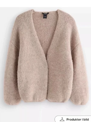 Lindex kofta - Säljer min stickade kofta ifrån Lindex i storlek XS/S, den är som ny då jag använt ett fåtal gånger💕 