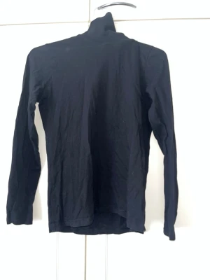 Poolopaita S - Musta poolokauluksinen pitkähihainen paita. Koko S. Kaikai n 45cm, olkahelma n 55cm. Eläintalous MMM Katsothan myös muut ilmoitukseni Tarjoa 