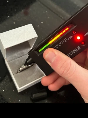 Silverring  - Snygg silverring i 925 sterling silver med en stor, klar sten i mitten. Ringen har en enkel och elegant design som verkligen framhäver stenen!