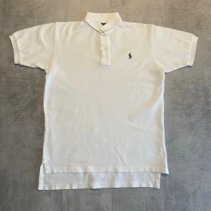 Vit Polo Ralph Lauren pike  - Jag Säljer en fet pike från Polo Ralph Lauren| skicket på tröjan är bra 8/10 | storlek M | ny pris 2000: mitt pris är 349 | skriv vid frågor och funderingar       