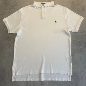 Vit Polo Ralph Lauren pike  - Jag Säljer en fet pike från Polo Ralph Lauren| skicket på tröjan är bra 8/10 | storlek M | ny pris 2000: mitt pris är 349 | skriv vid frågor och funderingar       