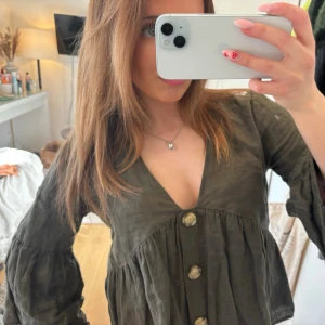 Mörkgrön blus från Zara  - Super snygg grön/olivgrön blus med vringning i linne material. Mycket bra skick. Storlek M men passar både XS oc S