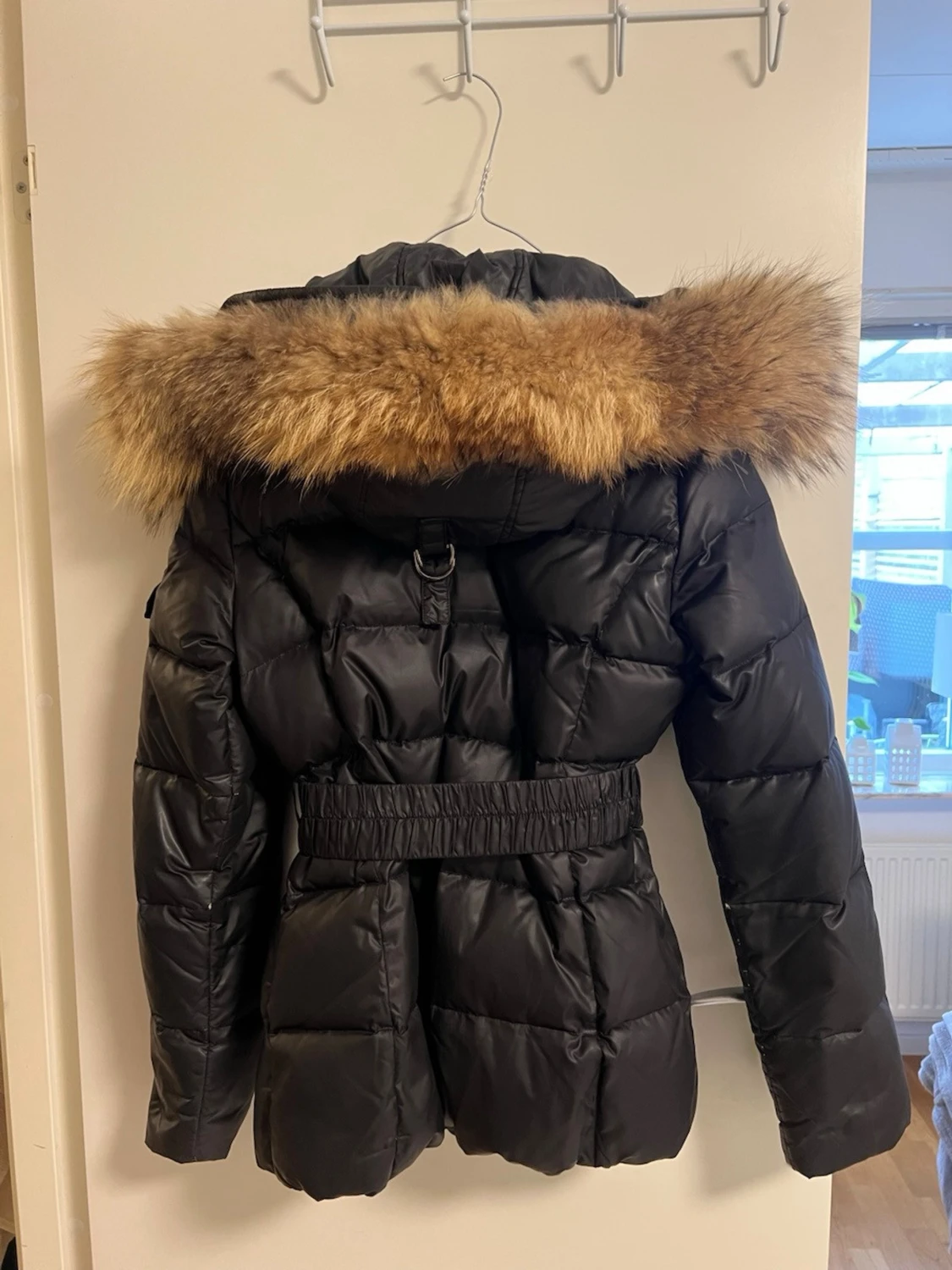 Svart dunjacka med äkta päls från Hollies - 1