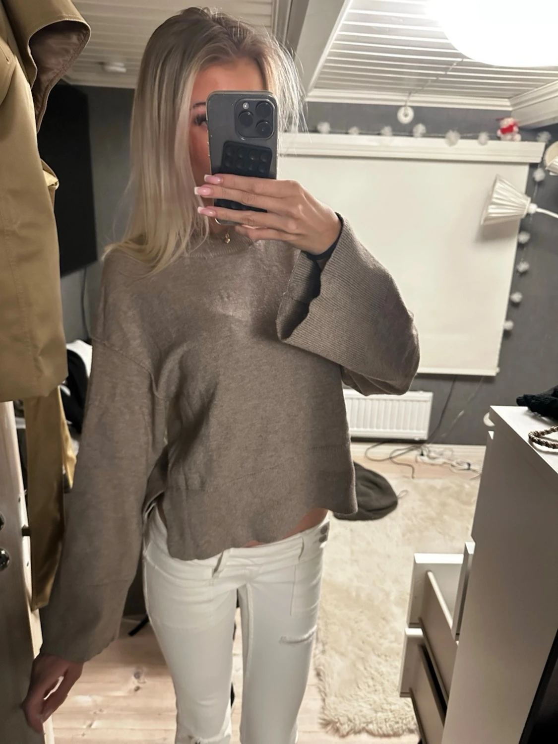 Beige stickad tröja med vida ärmar - 1