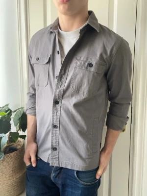 Hollister overshirt  - Hollister overshirt, Inga defekter! Modellen i bilderna är 180 cm 75 kg och bär Storlek S , Kom med frågor! 🌟 (Kan gå ned i pris vid köp av paket 😉) 