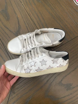 YSL skor  - Säljer ett par riktigt feta skor från YSL i storlek 41 i grymt skick.                                           Priset går att diskuteras vid snabb affär 