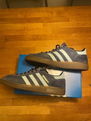 Adidas Spezial mörkblå/ljusblå strl 42 2/3 GOTT SKICK! - Säljer mina Adidas Handball Spezial i mörkblå/ljusblå färg, storlek 42 2/3. Skorna är sparsamt använda och i mycket fint skick. Köpta sommaren 2025 helt nya. Säljes då de ej används av mig längre. Originalkartong ingår✅Klassisk och somrig modell som funkar perfekt till de flesta tillfällen. Priset kan diskuteras vid smidig affär.                                                                                    Hör av er vid funderingar!                                          /Noah