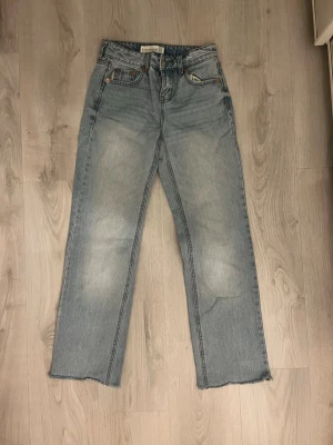 Ljusblå raka jeans med rå kant - Säljer ett par ljusblå jeans, pris kan alltid diskuteras 💕