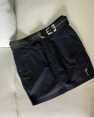 Pelle P Crew kjol 💙 S  - Några gånger använd mörkblå Pelle P Crew Skirt i storlek S. Hel, ren och snygg. Bälte ingår.