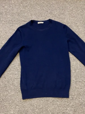 Mörkblå Kashmir tröja J.Lindeberg - En mörkblå Kashmirtröja från J.Lindeberg. Tröjan är i storlek M och i riktigt bra skick 9/10. Bara att höra av sig för frågor eller fler bilder! Pris går att diskutera 🙌