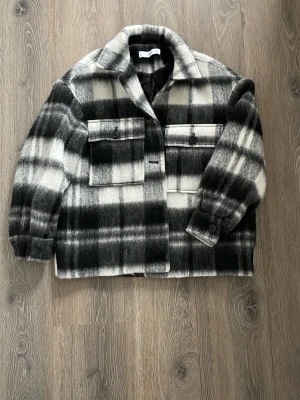 Ellos jacka - Bekväm vår och höst jacka med tunnt foder. Hyfsad vindtät, med polyester foder och. Finns reserv knapp, knappt använd och u mycket fint skick