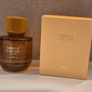 Zara Vibrant Caramel Candy parfym - Zara Vibrant Caramel Candy 90 ml  är en Eau de Parfum från Candy Collection. Endast testad. Levereras i originalförpackning.