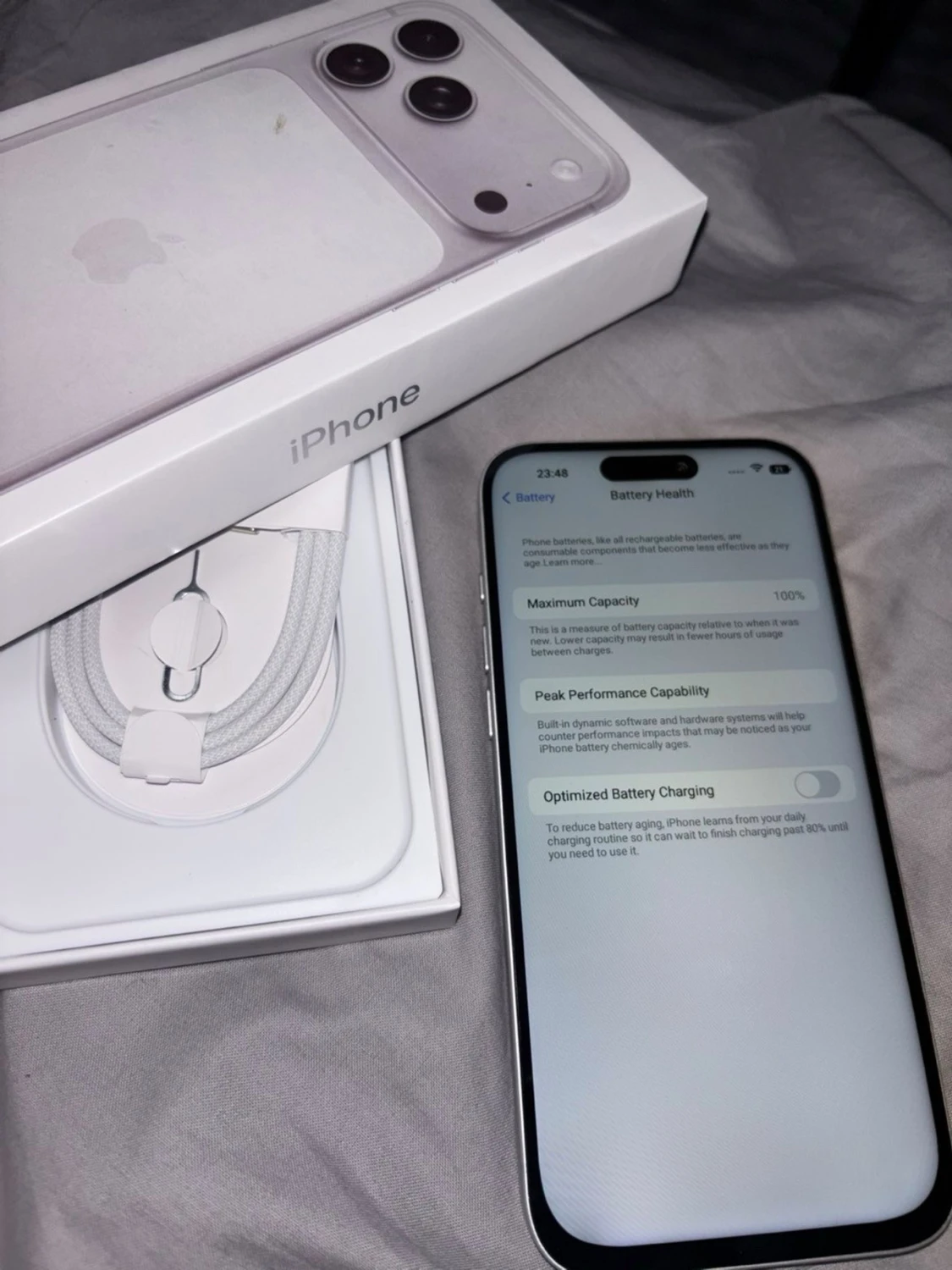 FALSK Silver iPhone 17 med box och laddkabel FLASK