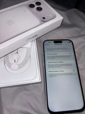 FALSK Silver iPhone 17 med box och laddkabel FLASK - Säljer en silverfärgad iPhone 17 PRO Max falsk från Apple. Telefonen har en stilren design med platt baksida i glas, aluminiumram och dubbla kameror på baksidan. Medföljer originalkartong och USB-C till Lightning-kabel. Perfekt för dig som vill ha en modern och snygg smartphone.