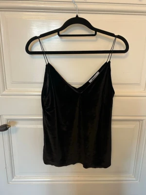 Svart topp - Svart fint linne i mjukt material, storlek S från ginatricot